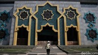 Masjid Jakarta Islamic Center (JIC) terletak di Koja, Jakarta Utara. 