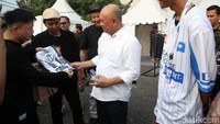 Teten meninjau produk-produk UMKM yang dipamerkan di Jakcloth Summer Fest.