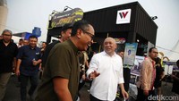 Teten tiba di Smesco untuk meninjau pameran Jakcloth Summer Fest, Kamis (1/8/2024).