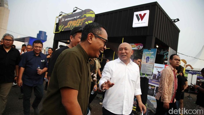 Menteri Koperasi dan UKM Teten Masduki meninjau pameran Jakcloth Summer Fest di Smesco, Jakarta, Kamis (1/8/2024).