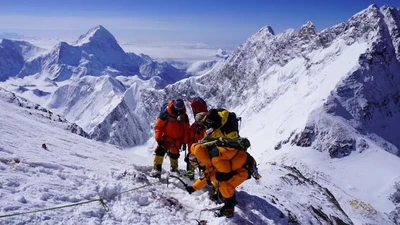 Potret Tim Pembersih Mayat Pendaki di Pegunungan Himalaya