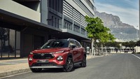 Dari sisi eksterior, di bagian depan desain grille terlihat mencolok dengan lapisan krom yang diapit oleh lampu depan LED. Lampu LED DRL menambah kesan canggih dan wujudnya menyerupai Toyota Urban Cruiser. Foto: Toyota South Africa