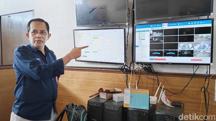 Eka Budi memantau kondisi rute dan pengoperasian armada Bus TMD dari control room di kantornya, Kuta, Badung, Kamis (1/8/2024).