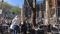 Berkunjung di sini, traveler bisa mencicipi hidangan lokal. Karena di sekitar Dom Zu Koln banyak tempat untuk kuliner.