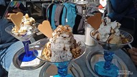 Saya mencoba kuliner es krim ala Koln yang ukurannya mantap.