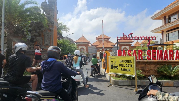 Uji coba palang parkir otomatis di Pasar Semarapura, Klungkung, Bali, Kamis (1/8/2024). Uji coba menimbulkan kemacetan akibat banyak pengendara belum pernah menggunakan sistem tersebut. (I Putu Budikrista Artawan/detikBali)