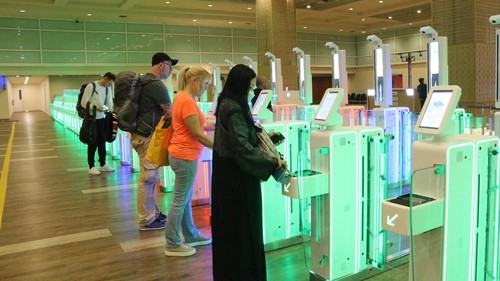 Warga asing menjalani pemeriksaan melalui autogate imigrasi di Bandara Internasional I Gusti Ngurah Rai, Badung, Bali, Kamis (1/8/2024). (Dok Kanwil Kemenkumham Bali)