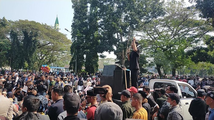 Warga geruduk kantor Bupati Lebak protes aktivitas truk tambang pasir basah. (Fathul/detikcom)