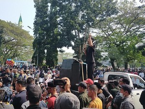 Warga Lebak Geruduk Kantor Bupati, Protes Truk Pasir Bikin Jalan Berlumpur