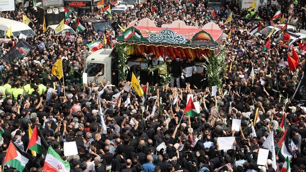 Warga Iran berkumpul untuk prosesi pemakaman pemimpin Hamas yang dibunuh, Ismail Haniyeh dan pengawalnya Wasim Abu Shaaban, di Teheran, Iran, 1 Agustus 2024. (Majid Asgaripour/WANA (West Asia News Agency) via REUTERS)