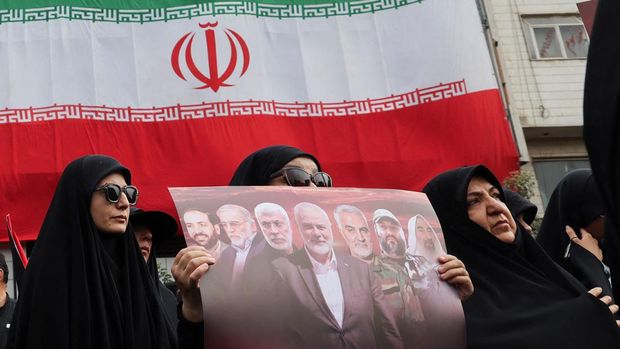 Warga Iran berkumpul untuk prosesi pemakaman pemimpin Hamas yang dibunuh, Ismail Haniyeh dan pengawalnya Wasim Abu Shaaban, di Teheran, Iran, 1 Agustus 2024. (Majid Asgaripour/WANA via REUTERS)