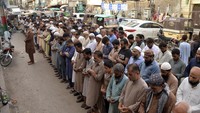 Pendukung kelompok keagamaan Pakistan Jamaat-e-Islami melaksanakan salat jenazah untuk pemimpin Hamas Ismail Haniyeh, di Hyderabad, Pakistan, Rabu (31/7/2024). (AP Photo/Pervez Masih)
