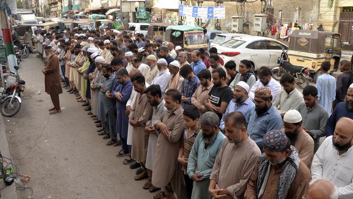 Warga Pakistan Gelar Salat Gaib untuk Pemimpin Hamas Ismail Haniyeh Supporters of the Pakistani religious group