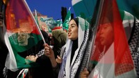 Mereka memprotes pembunuhan terhadap pemimpin Hamas Ismail Haniyeh.