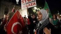 Massa juga menyerukan penghentian genosida di Gaza oleh Israel.