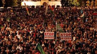 Demonstran pro-Palestina berunjukrasa di Istanbul, Turki, 31 Juli 2024.