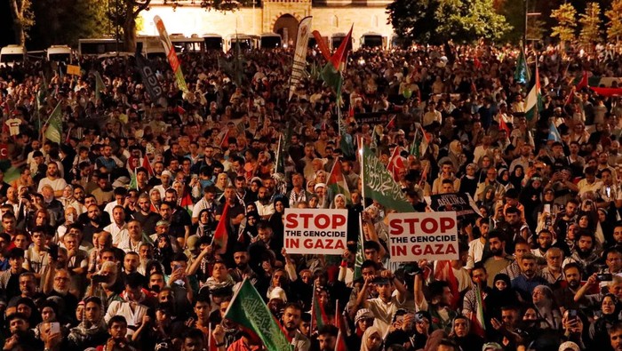 Warga Turki Turun ke Jalan Protes Pembunuhan Ismail Haniyeh Pro-Palestinian demonstrators take part in a rally to protest the assassination of Hamas leader Ismail Haniyeh in Iran, in Istanbul, Turkey July 31, 2024. REUTERS/Dilara Senkaya
