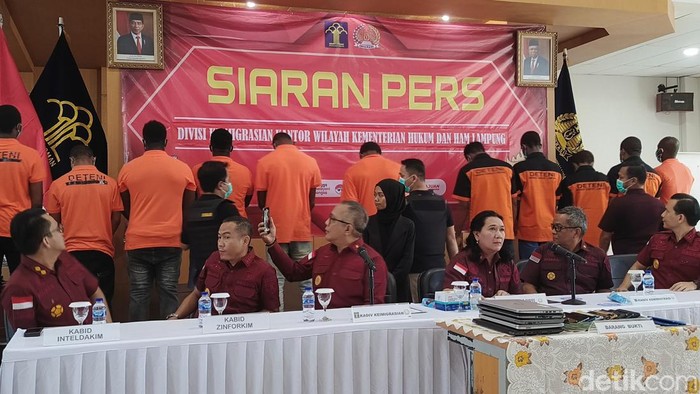 WN Nigeria jaringan love scamming di Lampung terungkap karena izin tinggal kedaluwarsa.