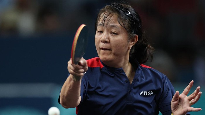 Paris 2024 Olympics - Table Tennis - Womens Singles Preliminary Rnd - South Paris Arena 4, Paris, France - July 27, 2024. Zhiying Zeng of Chile in action with Mariana Sahakian of Lebanon during their preliminary round match. REUTERS/Kim Hong-Ji
