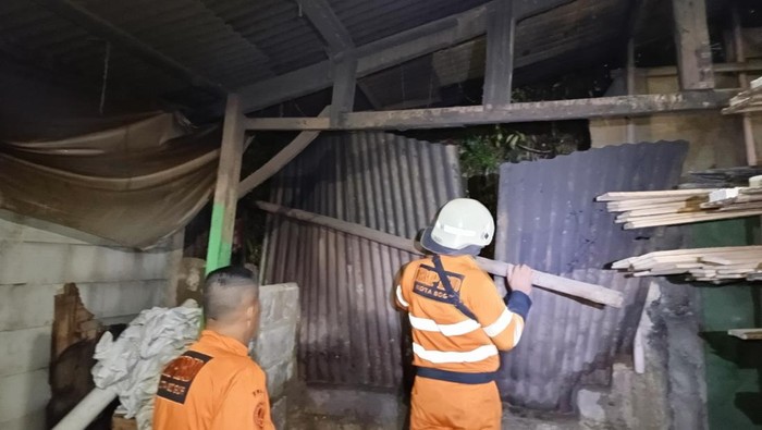 Longsor Mengerikan Menghancurkan Dua Rumah di Bogor