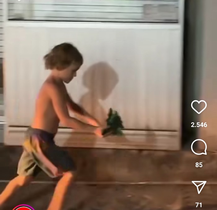 AK, bocah Rusia, berlari di jalanan Ubud setelah membeli mainan.