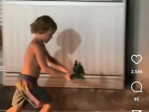 AK, bocah Rusia, berlari di jalanan Ubud setelah membeli mainan.