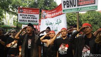 Poster-poster yang dibawa di antaranya bertulisan Ketum PBNU dan Sekjen PBNU harus mundur.