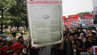 Massa juga meminta Gus Ipul yang merupakan Sekjen PBNU mengundurkan diri dari kepengurusan.