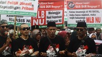 Massa juga menggelar doa bersama di sela-sela aksi di depan kantor PBNU.