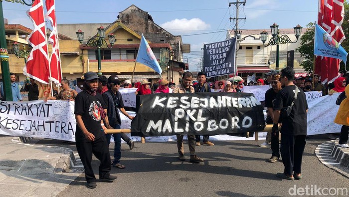 Aksi para pedagang TM2 di pintu selatan kompleks Kepatihan, Kota Jogja, Jumat (2/8/2024).