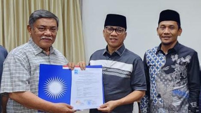 Ali Yusuf dan Bayu Sumantri menerima surat keputusan dari PAN untuk diusung di Pilkada Deli Serdang. (Dok. Istimewa)