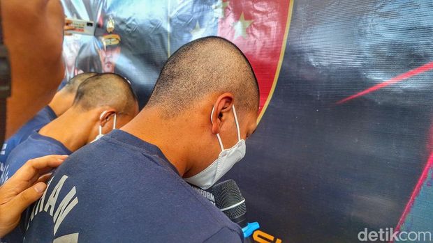 Asep Saepudin alias Abang (23), saat memberikan keterangannya di Mapolresta Bandung, Soreang.