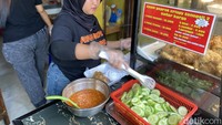 Gerai bernama Ayam Geprek Crispy Senopati ini menawarkan paket ayam geprek pakai nasi seharga Rp 10.000. Dinamakan Senopati, karena dulu gerainya berlokasi di kawasan tersebut. Foto: detikcom/Riska Fitria