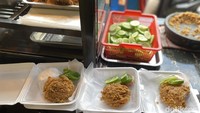 Di sini menawarkan harga murah. Dimulai dari harga Rp 10.000 untuk paket berisi nasi, ayam bagian sayap atau paha bawah, timun iris, dan sambal bawang. Foto: detikcom/Riska Fitria