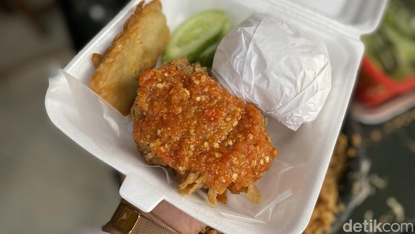 Murah Enak! Ayam Geprek Pake Nasi di Sini Cuma Rp 10.000