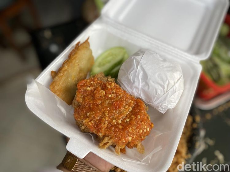 Murah Enak! Ayam Geprek Pake Nasi di Sini Cuma Rp 10.000