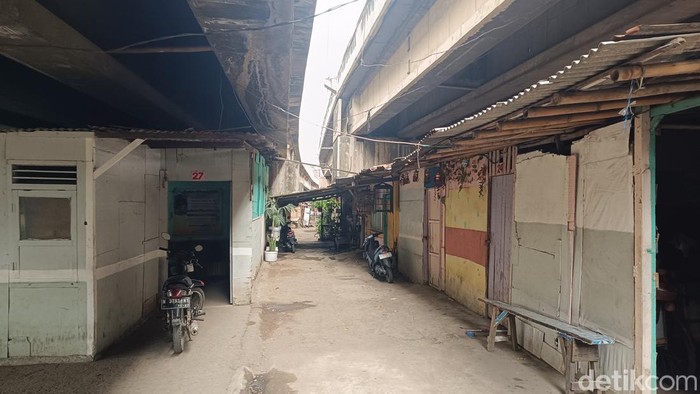Rumah Joko Purnomo dan penampakan hunian di bawah Flyover Cakrawala, Semarang, Jumat (2/8/2024).