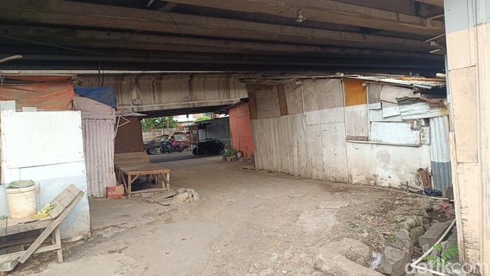 Rumah Joko Purnomo dan penampakan hunian di bawah Flyover Cakrawala, Semarang, Jumat (2/8/2024).