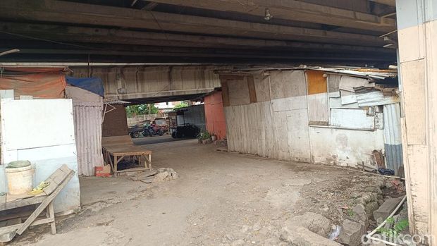 Rumah Joko Purnomo dan penampakan hunian di bawah Flyover Cakrawala, Semarang, Jumat (2/8/2024).