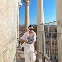 Seperti biasa, Beby tampil menawan dengan gayanya yang stylish. Ia memilih outfit monokrom saat berkunjung ke Menara Pisa. Celana panjang dan kemeja putih dipadukannya dengan crop top garis-garis serta kaca mata hitam. Foto: Instagram/@bebytsabina