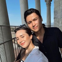 Kompak dengan sang istri, Rizki juga tampak mengenakan busana berwarna monokrom. Ia memadukan kemeja lengan pendek hitamnya dengan celana pendek putih. Foto: Instagram/@bebytsabina