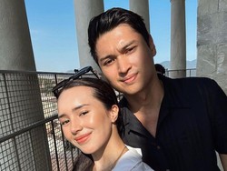 7 Potret Mesra Beby Tsabina dan Rizki Natakusumah Bulan Madu ke Italia