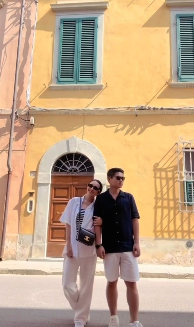 Hanya liburan berdua, Beby dan Rizki juga memamerkan momen mesra mereka. Terlihat Beby yang menyenderkan kepala di pundak suaminya. Foto: Instagram/@bebytsabina