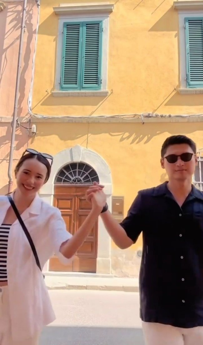 Seperti layaknya pasangan yang sedang dimabuk asmara, keduanya juga selalu terlihat bergandengan tangan, seolah tak terpisahkan. Foto: Instagram/@bebytsabina