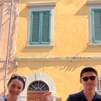 Seperti layaknya pasangan yang sedang dimabuk asmara, keduanya juga selalu terlihat bergandengan tangan, seolah tak terpisahkan. Foto: Instagram/@bebytsabina