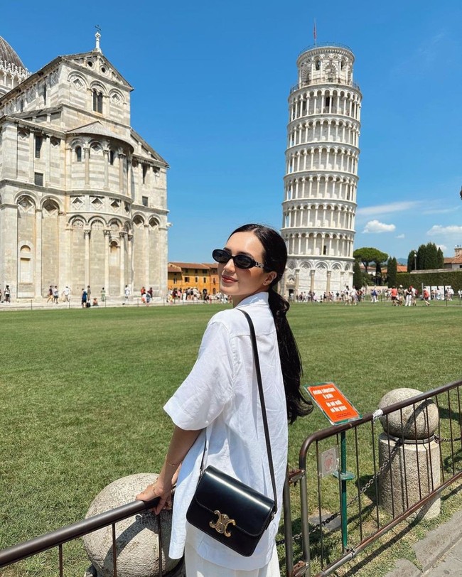 Artis cantik Beby Tsabina saat ini tengah menikmati bulan madunya dengan Rizki Natakusumah. Keduanya memilih bertolak ke Italia. Foto: Instagram/@bebytsabina