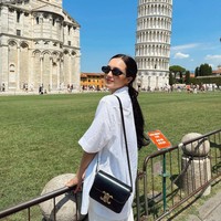 Artis cantik Beby Tsabina saat ini tengah menikmati bulan madunya dengan Rizki Natakusumah. Keduanya memilih bertolak ke Italia. Foto: Instagram/@bebytsabina