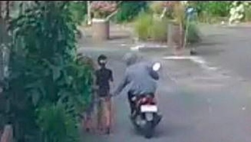 Tangkapan layar rekaman CCTV aksi begal bokong di perumahan Kuta Selatan.