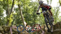 Loana Lecomte, dari Prancis, berkompetisi dalam nomor balap sepeda gunung putri, di Olimpiade Musim Panas 2024, Minggu, 28 Juli 2024, di Elancourt, Prancis. AP/George Walker IV