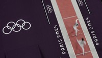 Lee Kiefer dari Amerika Serikat (atas) bertanding dengan Huang Qianqian dari Tiongkok dalam pertandingan foil perorangan putri babak 16 besar di Olimpiade Musim Panas 2024, Minggu, 28 Juli 2024, di Paris, Prancis. AP/Christophe Ena